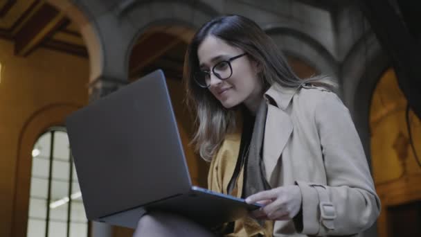 Studenten får goda nyheter på laptop vid universitetet. Affärskvinna som använder bärbar dator — Stockvideo