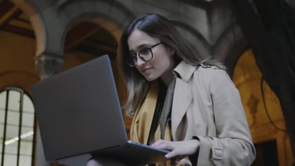 Estudiante leyendo en la pantalla del portátil en la universidad. Empresaria trabajando en laptop — Vídeos de Stock