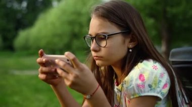 Yeşil Orman 'da cep telefonundan mesaj atan ciddi bir genç kız..