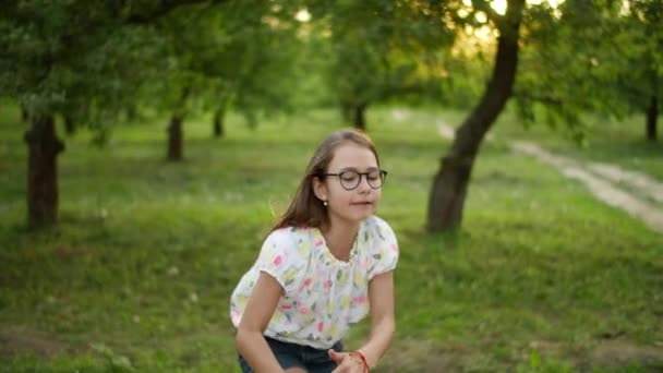 快乐的女孩在外面玩的很开心少女在外面跳舞. — 图库视频影像