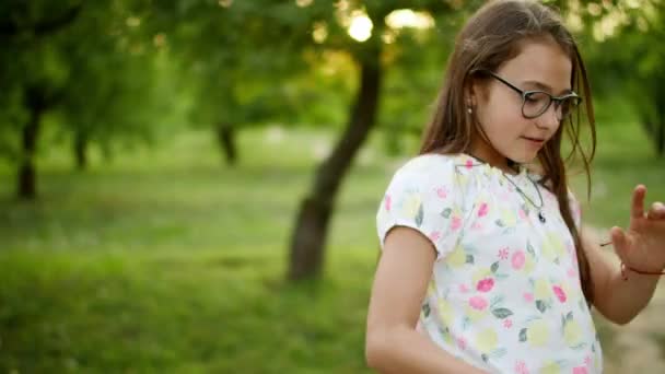 10代の女の子が外で踊って笑っている。楽しいアウトドアを持っている陽気な女の子 — ストック動画