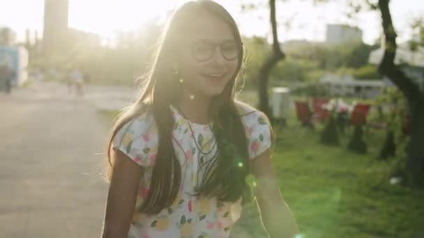 Feliz adolescente saltando afuera. Chica haciendo movimientos rítmicos en el parque — Vídeo de stock