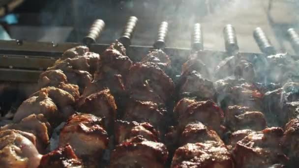 Шашлыки готовят на открытом воздухе. Картофель-гриль с ветчиной и сыром — стоковое видео