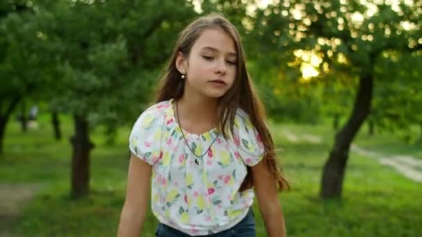 Adolescente concentrada bailando en el parque. Chica seria bailando afuera. — Vídeo de stock