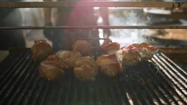 Patata a la parrilla con jamón preparándose al aire libre. Chef hombre cocina en el patio trasero . — Vídeos de Stock