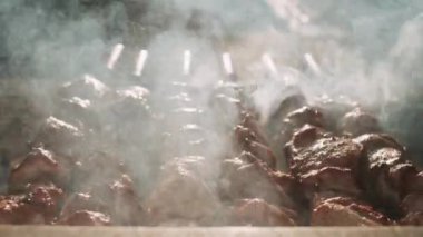 Arka bahçede bbq pişirmeyi kapat. Şiş kebaplar açık havada ızgara yapıyor.