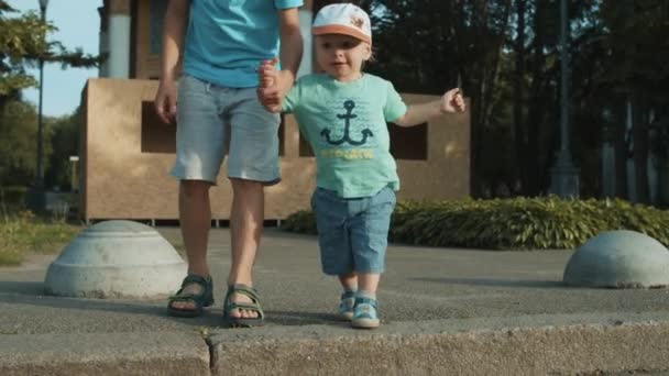 Entzückende Geschwister, die sich draußen amüsieren. Niedliche Kinder spielen im Freizeitpark — Stockvideo