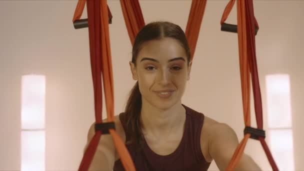 Fata care exercită cu curele de yoga în studioul de fitness. Femeia care practică yoga în interior — Videoclip de stoc