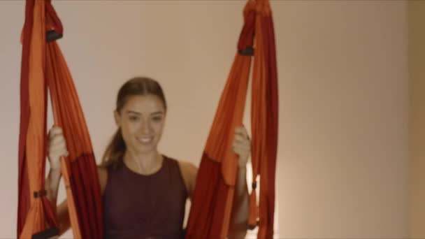 Meisje in hangmat voor vliegyoga in de studio. Vrouw swingend in yoga hangmat — Stockvideo