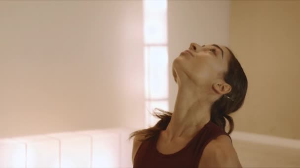 Mujer de pie en posición de perro mirando hacia arriba. Chica haciendo ejercicios en el estudio de yoga — Vídeos de Stock