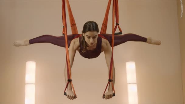 Sınıfta hamakta ayrılan bir kadın. Spor kadını yerçekimi yogası yapıyor. — Stok video