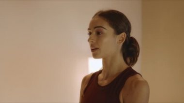 Yoga stüdyosunda elini uzatan bir kadın. Kız spor salonunda yoga yapıyor.