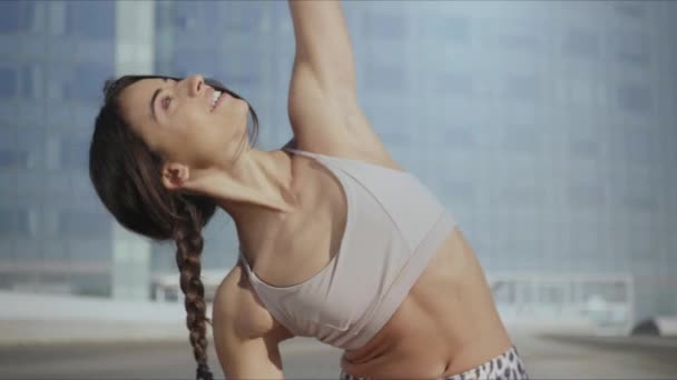 Femme faisant posture de yoga guerrier inverse dans la rue. Dame étirant les mains à l'extérieur — Video