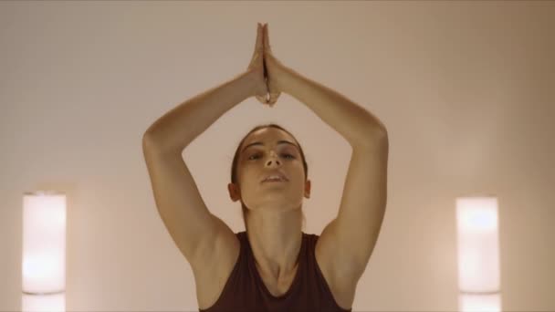 Mujer haciendo de pie hacia adelante pose curva en el estudio. Chica estirando el cuerpo en clase — Vídeos de Stock