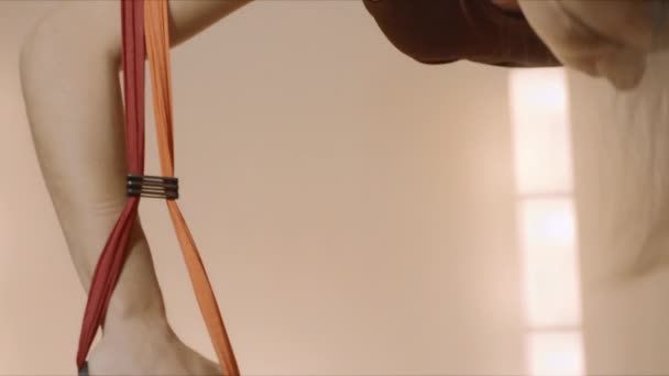 Sportlerin hängt kopfüber in Hängematte. Mädchen praktiziert Fly Yoga im Studio — Stockvideo