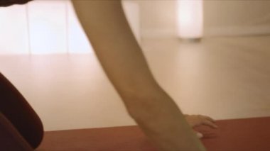 Stüdyoda dizüstü bilgisayarla yoga egzersizleri izleyen bir kadın. Sporcu kadın yoga eğitimi alıyor.