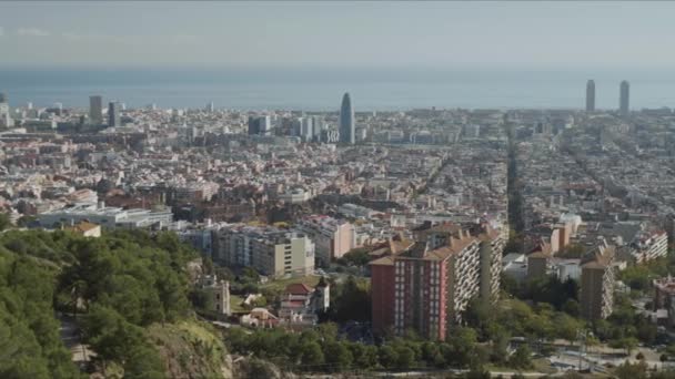 Vista aérea de la ciudad de Barcelona, España.Vista panorámica de los edificios de la ciudad durante el día — Vídeo de stock