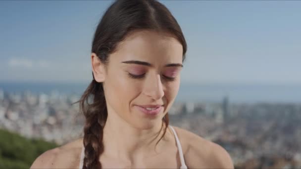 Kadın sokakta su şişesi açıyor. Yoga eğitiminden sonra su içen kız — Stok video