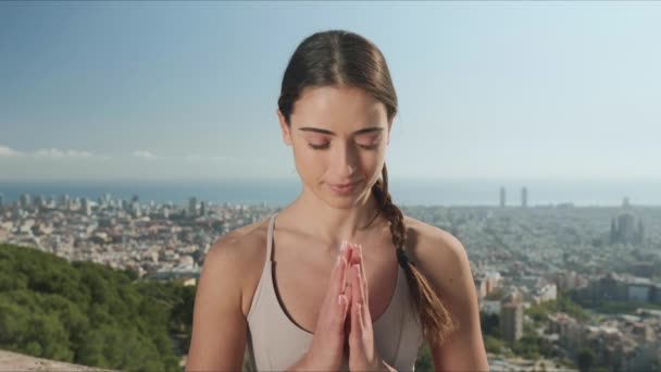 Entrenador de yoga meditando sobre estera. Chica en forma practicando la pose de loto afuera — Vídeos de Stock