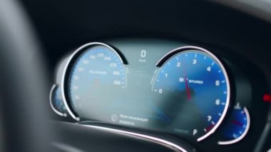 Yakın çekim takometresi devir sayısını gösteriyor. Devir sayısını gösteren işaretçi