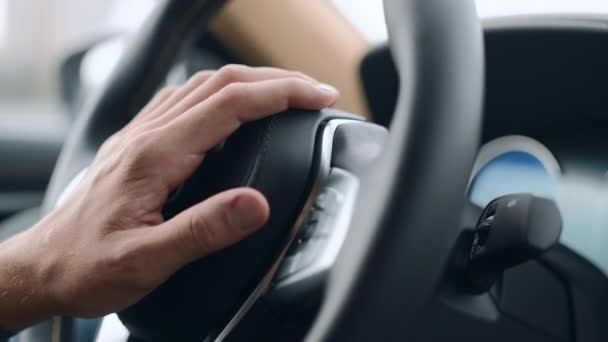 Nervöser unerkannter Fahrer piepst im Auto Nahaufnahme Männliche Hand drückt Horn — Stockvideo