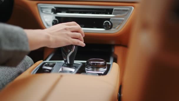 Szekrény nő kezét tartja automata felszerelést az autóban. Női kézváltó eszköz — Stock videók