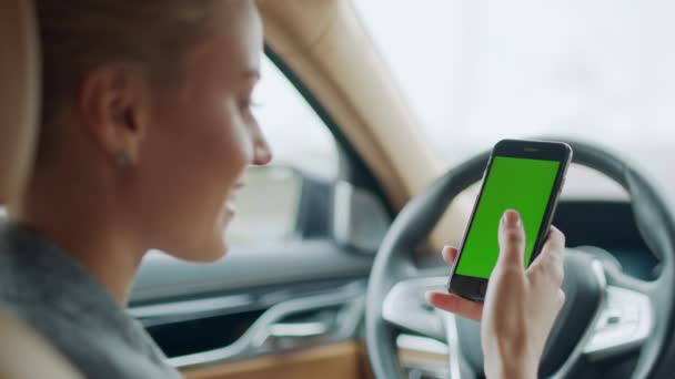 Retrato de mujer de negocios con smartphone en coche. Mujer con teléfono de pantalla verde — Vídeos de Stock