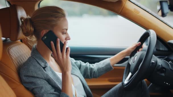 Vista lateral da mulher usando telefone no veículo. Mulher de negócios sentado no carro de luxo — Vídeo de Stock