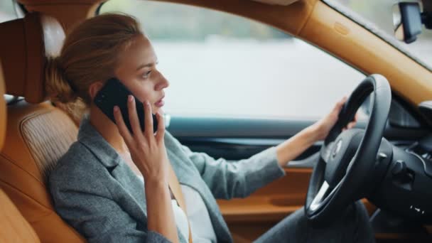 Επιχειρηματίας μιλάει τηλέφωνο πίσω από το τιμόνι. Γυναίκα εκτελεστικό χρησιμοποιώντας το τηλέφωνο — Αρχείο Βίντεο