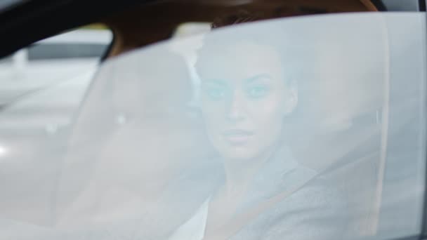 Una mujer de cerca bajando por la ventana del coche. Empresaria sentada en el asiento delantero — Vídeos de Stock