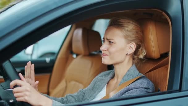 Grosse conductrice bip dans la voiture. Femme debout dans l'embouteillage dans l'automobile — Video