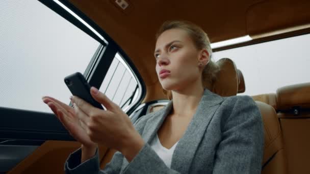 Retrato de mujer escribiendo letra en el teléfono en el coche de lujo. Chica pensando en el vehículo — Vídeos de Stock