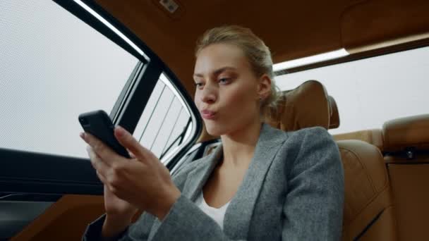Портрет серьезной деловой женщины, читающей плохие сообщения на смартфоне . — стоковое видео