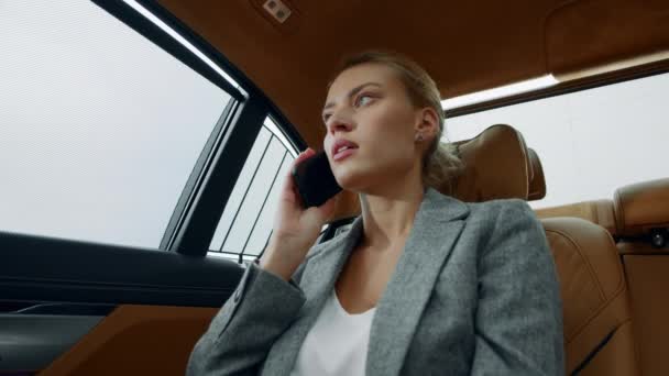 Kızgın kadın arabadaki cep telefonunu arıyor. İş kadını araçta telefonla konuşuyor — Stok video