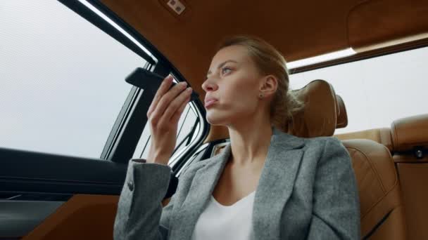 사업가가 뒷 좌석에서 통화하고 있어. 차에서 여자가 핸드폰으로 전화를 하는 모습 — 비디오