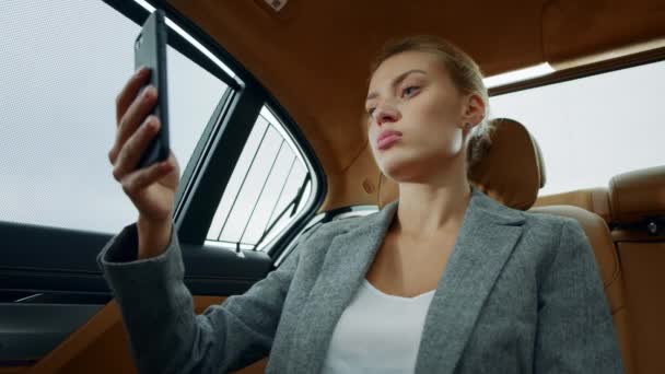 Close-up sexy zakenvrouw flirten op video bellen bij de auto. Meisje met video chat — Stockvideo