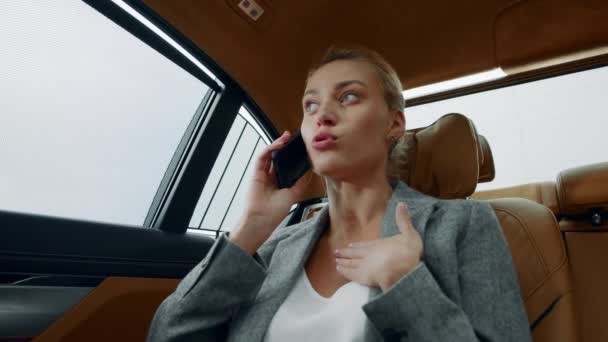 Stresli iş kadını arabada telefonla konuşuyor. Kadın arabada telefonda tartışıyor. — Stok video