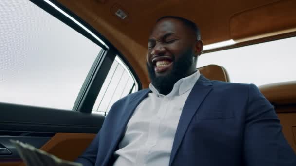 Primer plano contando dinero en el coche. Hombre africano celebrando la victoria en el vehículo — Vídeo de stock