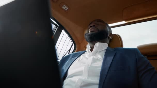 Portrait of puzzled african american man getting bad news at luxury car. — Stock Video