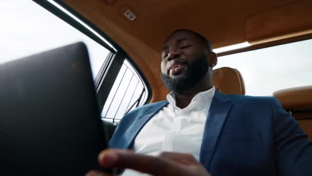Närbild afrikansk man talar videosamtal på bilen. Mannen som pratar med föraren i fordonet — Stockvideo