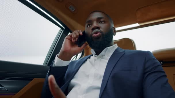 Arabadaki konuşan iş adamının portresi. Afro adam arabada telefonla konuşuyor. — Stok video