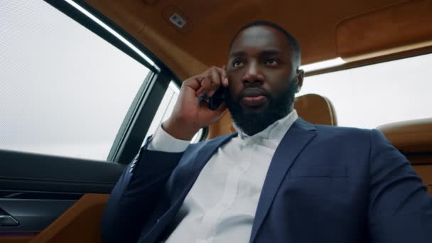 Afro hombre de negocios hablando de teléfono móvil en el coche. Hombre africano llamando al teléfono en el coche . — Vídeo de stock