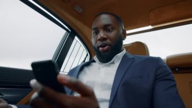 Afro iş adamının portresi iyi haberler alıyor. Afrikalı adam zaferi kutluyor