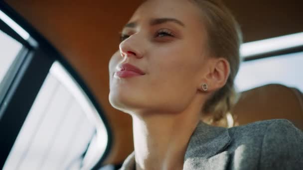 Detailní sexy obchodní žena odpočívající v autě. Krásná dívka tančí na zadním sedadle — Stock video