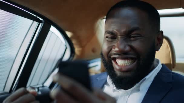 Portret zwycięzcy afrykańskiego biznesu człowieka świętującego zwycięstwo w luksusowym samochodzie. — Wideo stockowe