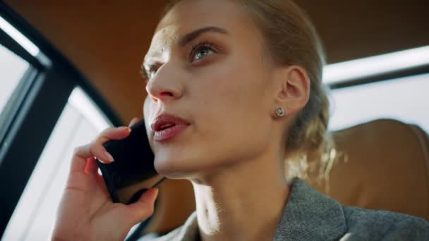 Smutná obchodnice mluví o mobilu. Rozrušená dívka sedí s telefonem v autě — Stock video