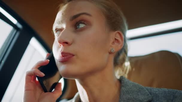 Boze zakenvrouw schreeuwt met een mobiele telefoon op de achterbank. Meisje aan de telefoon — Stockvideo