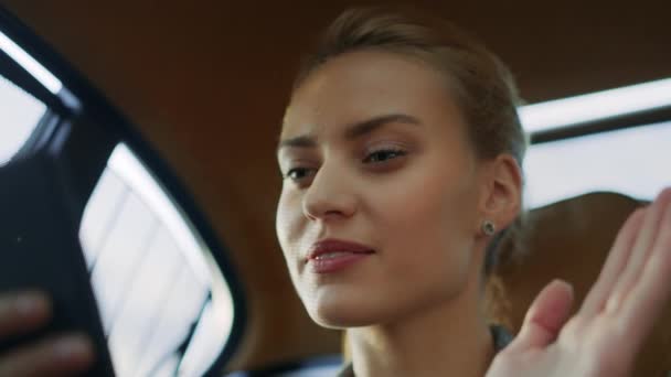 Привлекательная деловая женщина делает видеозвонок в машине. Молодая деловая женщина лицо — стоковое видео