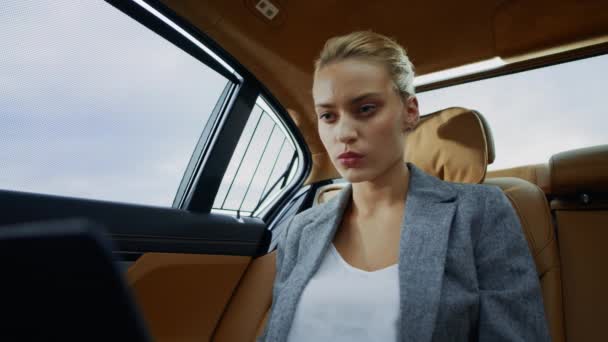 Mujer de negocios enfocado ordenador portátil de trabajo en coche de lujo . — Vídeos de Stock