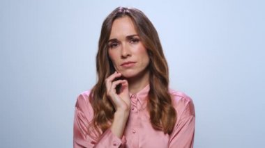 Stüdyoda poz veren düşünceli bir kadın. İş kadını sorunlu çözüm düşünüyor